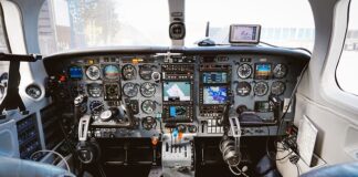 Czym umyć brudny kokpit w samochodzie?