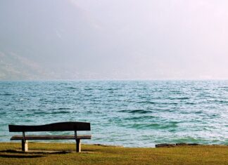 Co powoduje zmniejszenie przerwy na świecy?