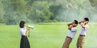 Dlaczego kosiarka głośno chodzi?